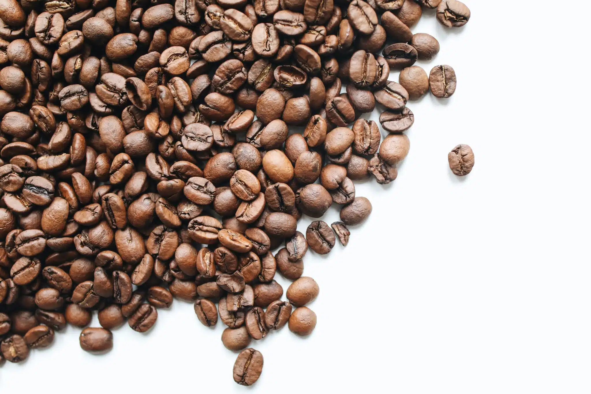 Espressobønner ligger på et bord