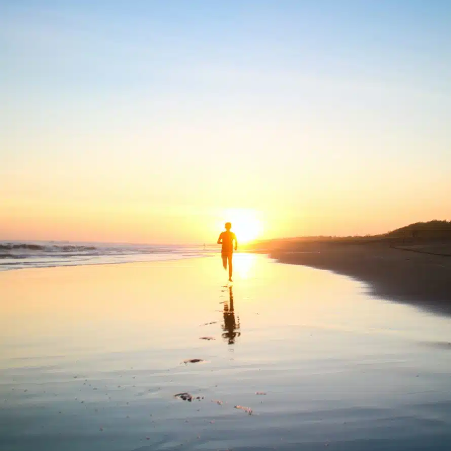 Person løber på stranden